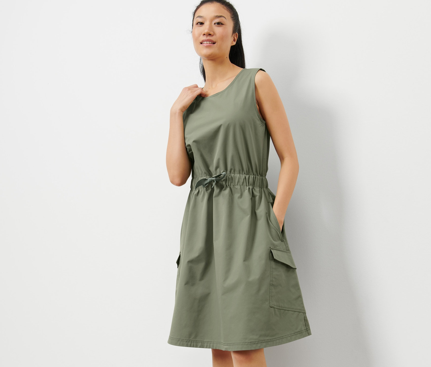 Femme posant en robe fonctionnelle.