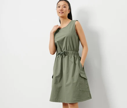 Femme posant en robe fonctionnelle.