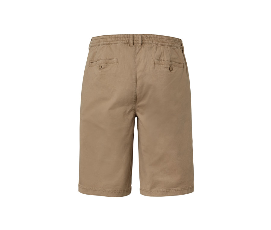 Vue détaillée de l'arrière d'un short chino beige.