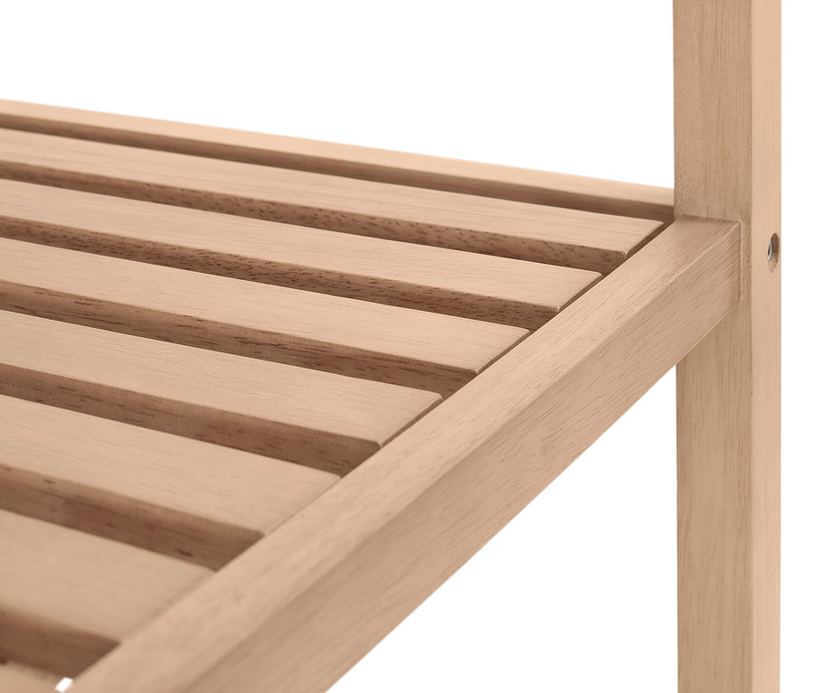 Détail d'un meuble de rangement à étagères et d'un porte-manteau en bois massif.