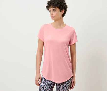 Femme posant dans un t-shirt long, rose.
