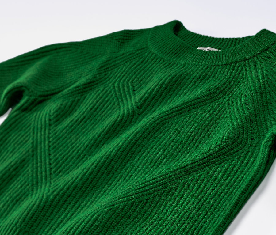 Pull en maille vert.