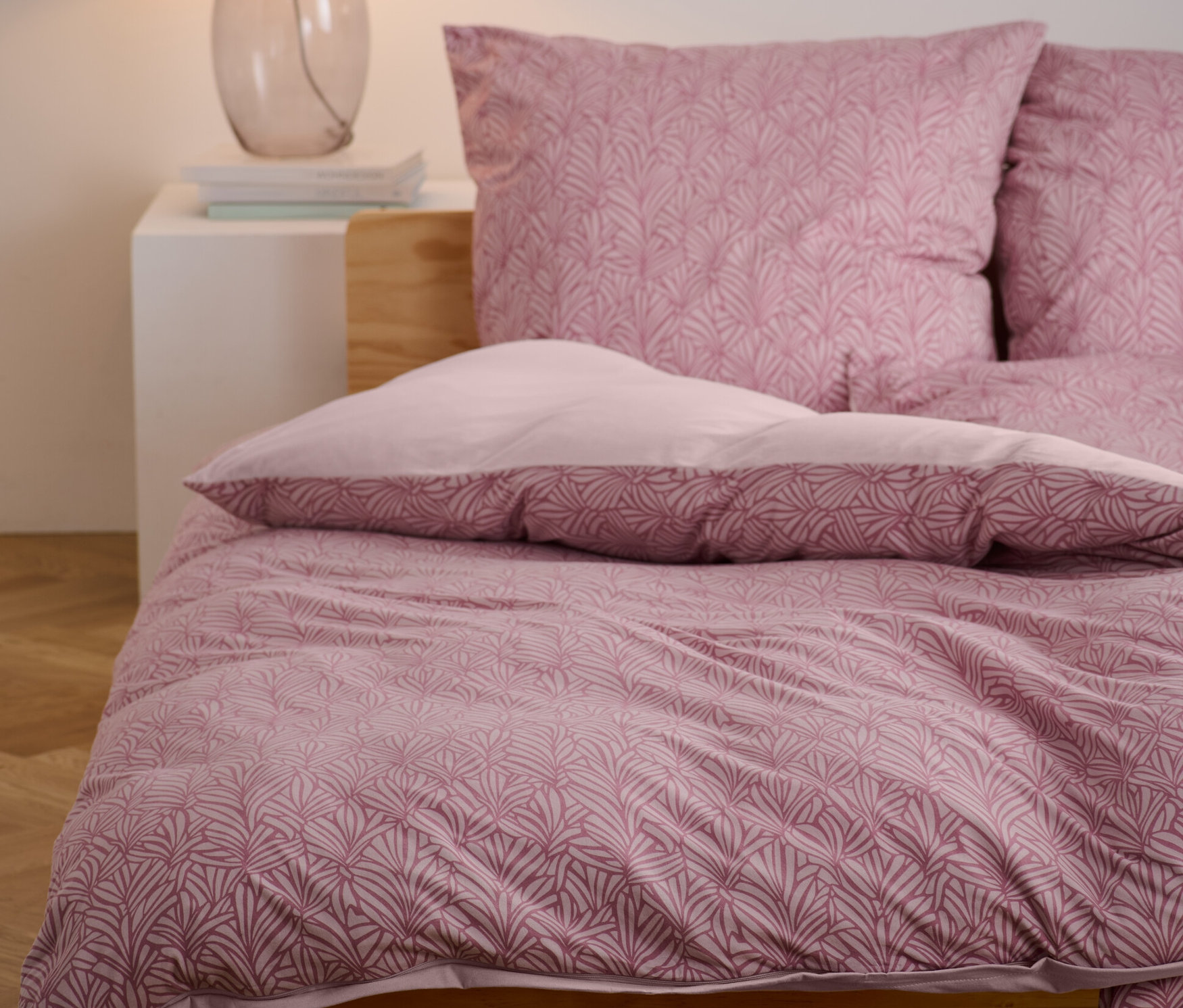 Gros plan d'une parure de lit en jersey d'hiver de taille standard et grande taille avec un motif floral.