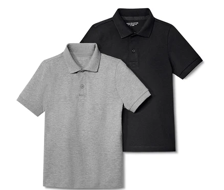 Deux polos pour enfant en piqué de coton, un gris et un noir, superposés.