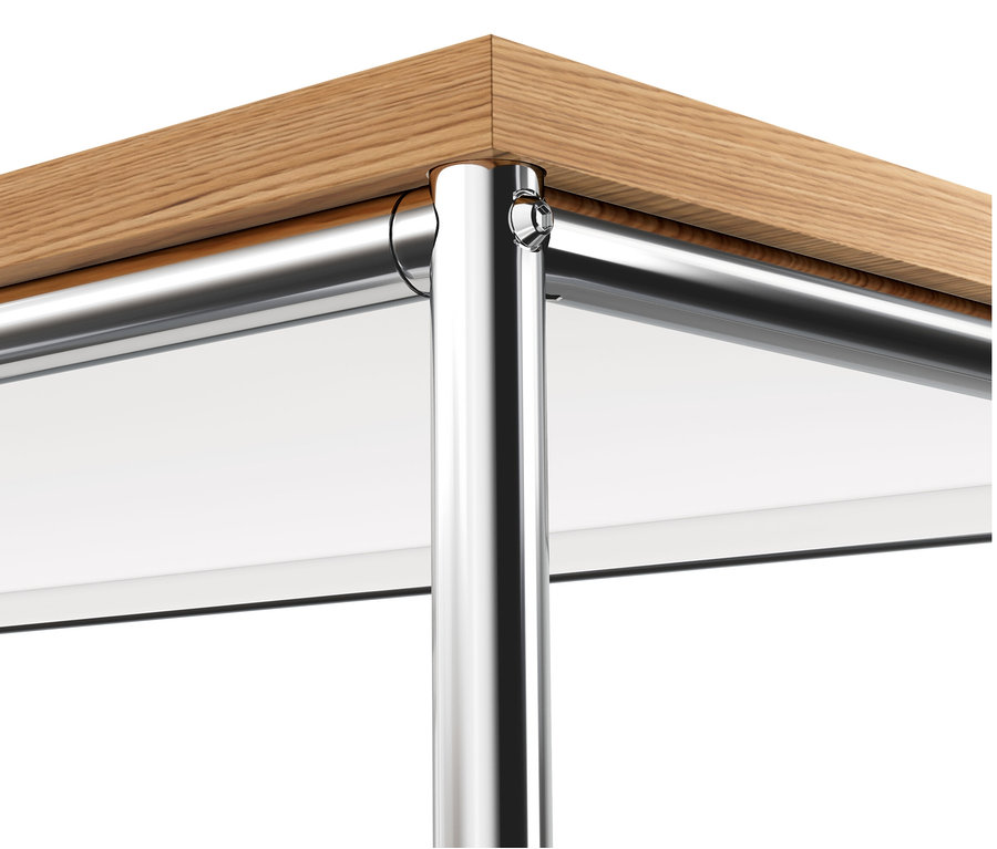 Détail d'un coin de la commode en métal blanche « CN3 » avec plateau en bois.
