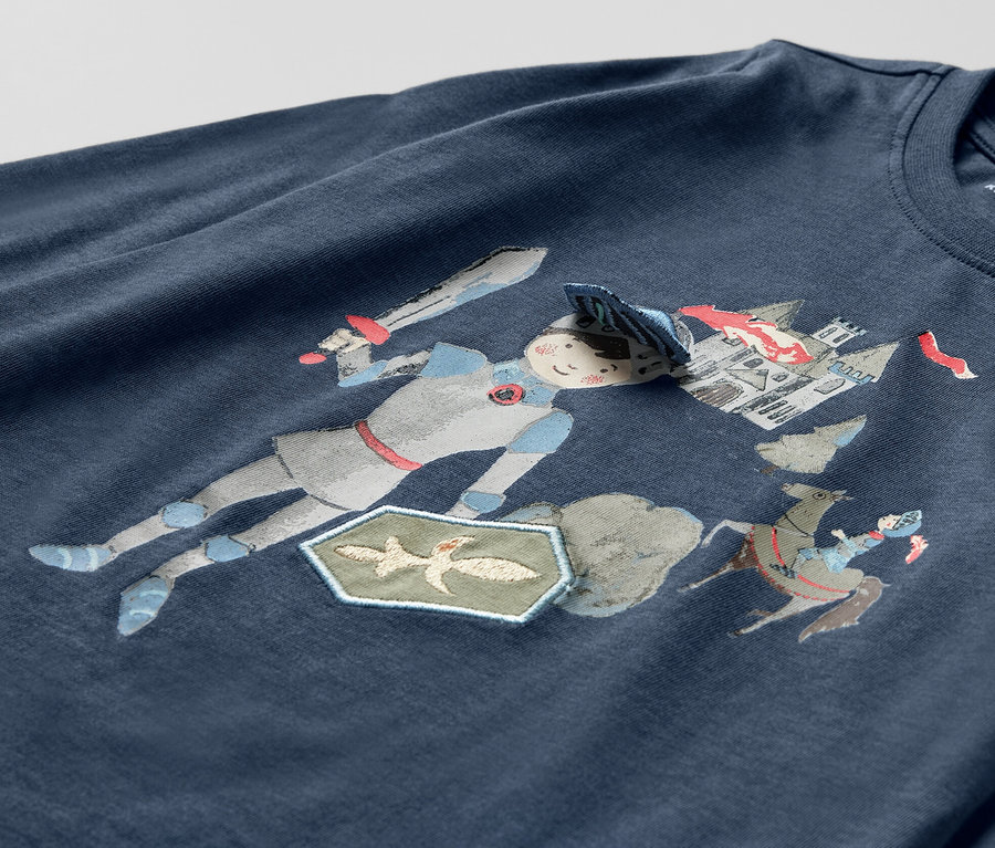 Gros plan sur un t-shirt à manches longues bleu marine avec un imprimé de chevalier et de château. 2 t-shirts à manches longues pour enfants, chevalier.