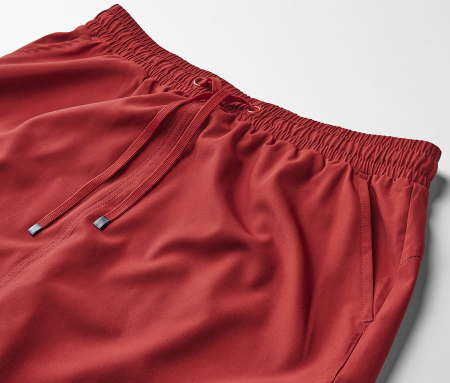 Détail d'un short-jupe fonctionnel rouge.