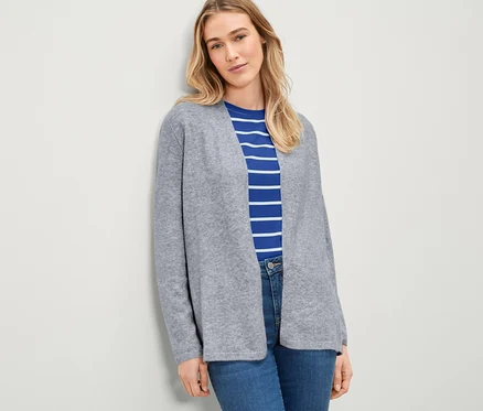 Femme posant en cardigan ouvert.