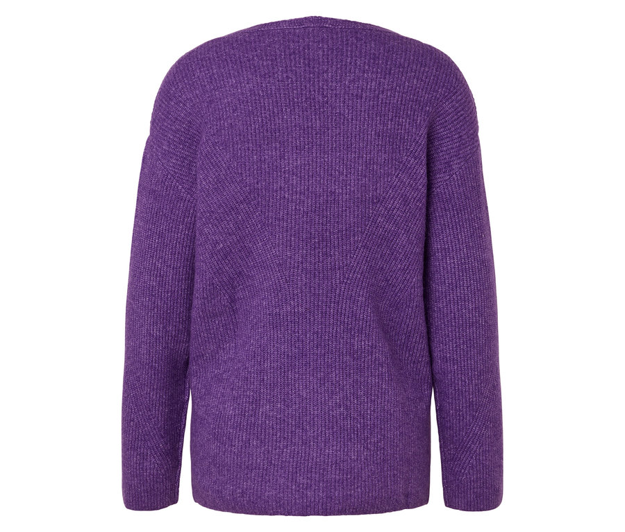 Gros plan d'un pull violet à manches longues.