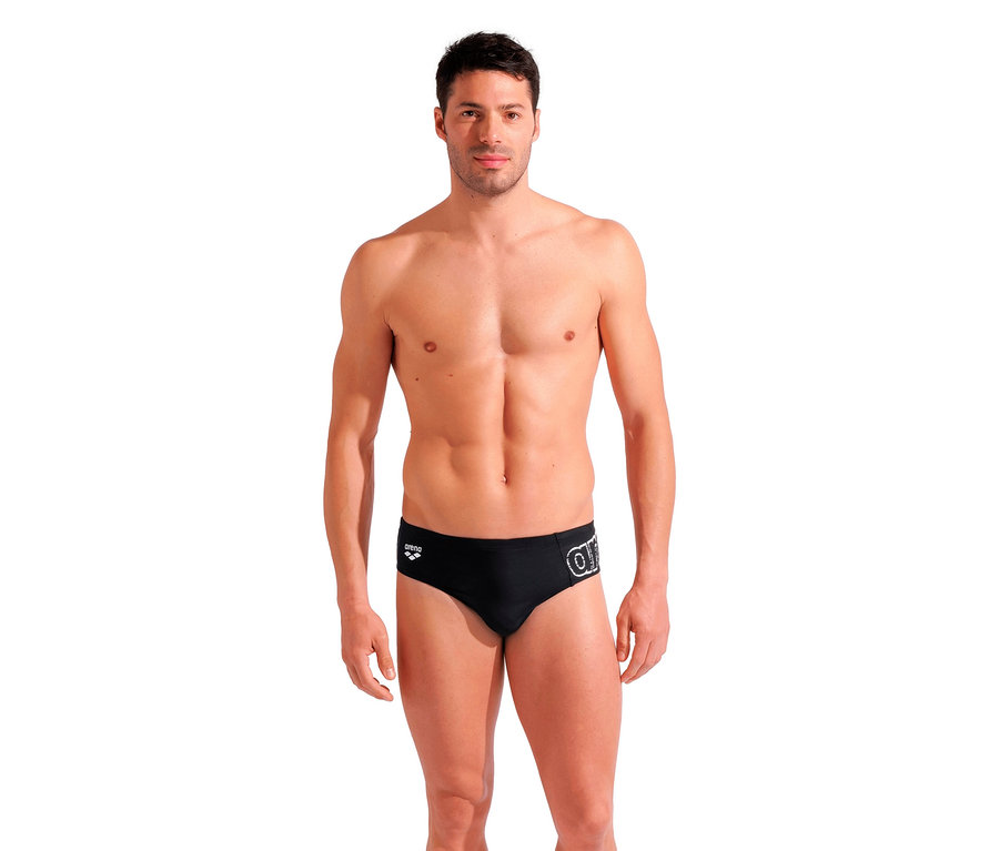 Homme portant un maillot de bain slip arena Scratchy, noir.