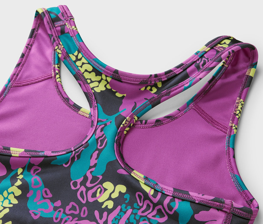 Détail d'une brassière de sport à motif floral.