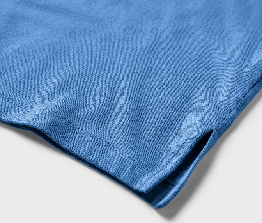 Détail d'une chemise de nuit bleu clair.