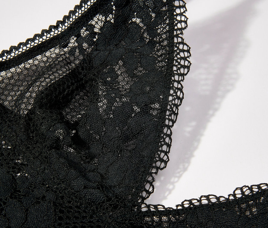 Détail d'un soutien-gorge triangle sans armatures noir «
Nina
» Passionata en dentelle.