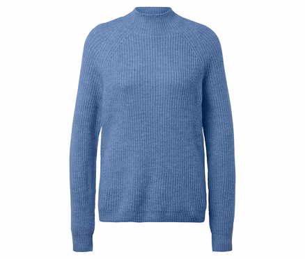 Pull en tricot bleu clair à col roulé.
