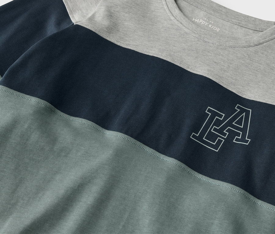 Gros plan sur un Kinder-Heavy-Langarmshirt avec une partie supérieure grise, une partie centrale bleu marine et une partie inférieure gris-bleu.