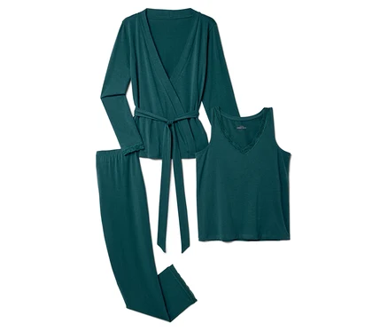Un ensemble de pyjama vert composé d'un peignoir à manches longues, d'un débardeur et d'un pantalon.