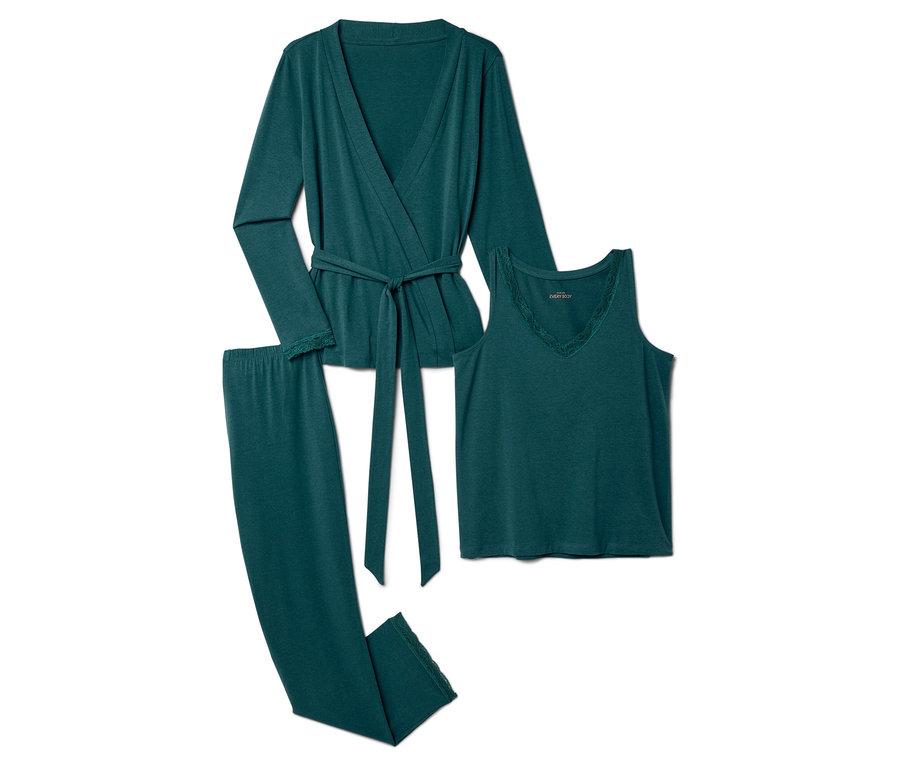 Un ensemble de pyjama vert composé d'un peignoir à manches longues, d'un débardeur et d'un pantalon.