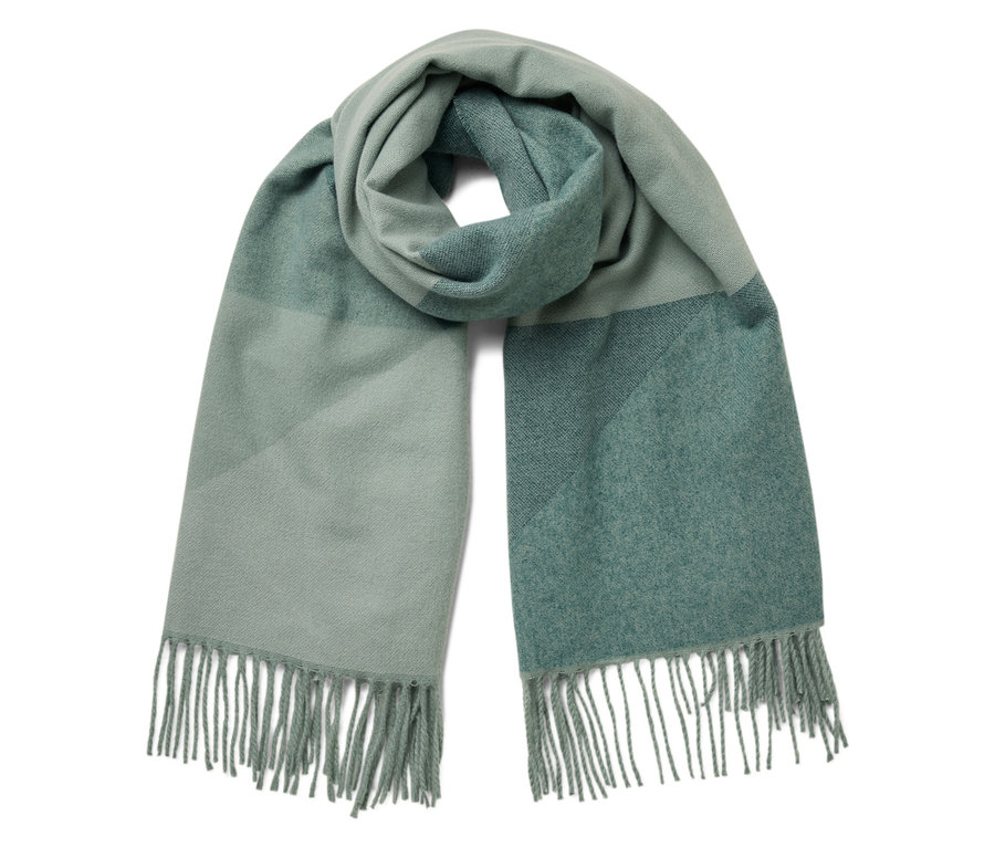 Un foulard vert avec un motif géométrique et des franges aux extrémités.