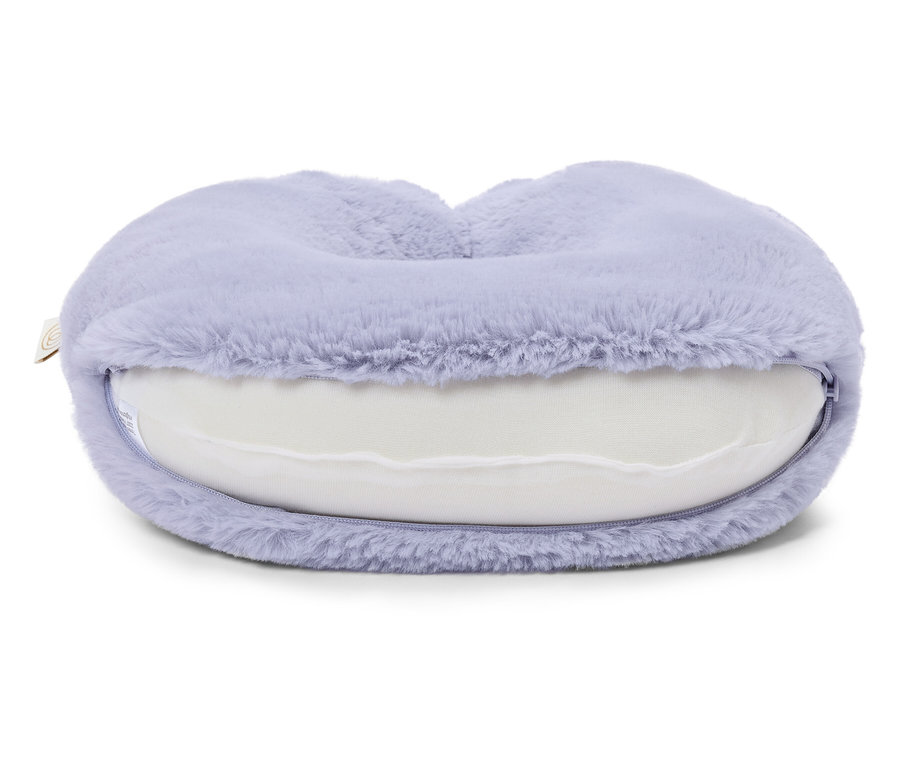 Coussin violet duveteux en forme de bouche.
