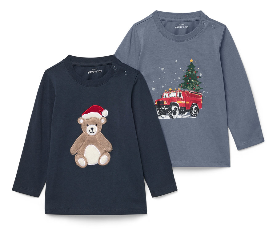 Deux T-shirts à manches longues pour enfants. L'un est bleu foncé avec un ours en peluche portant un bonnet de Noël, l'autre est gris avec un camion de pompiers et un arbre de Noël.