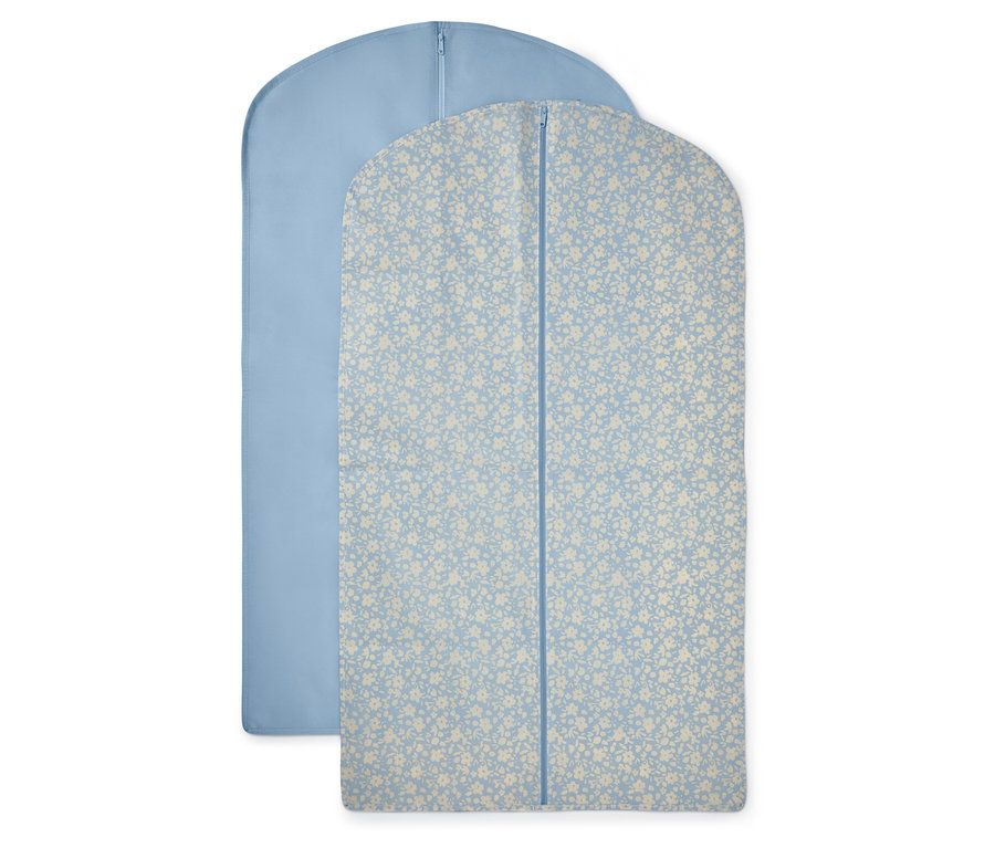 Deux housses à vêtements : une bleu clair et une bleu clair à motifs floraux.