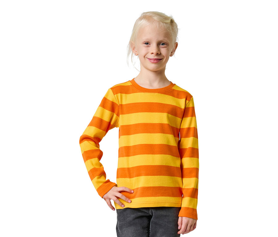 Fillette blonde portant un t-shirt à manches longues rayé orange et jaune.