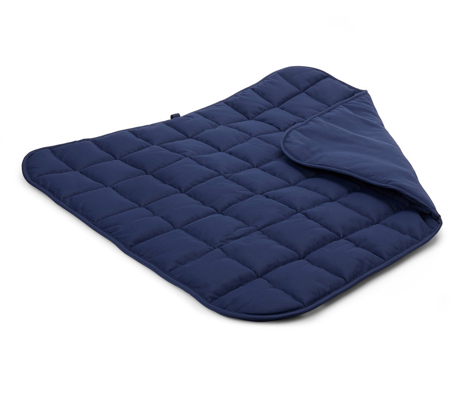 Vue détaillée d'une couverture matelassée bleu foncé sur fond blanc.