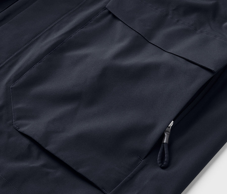 Gros plan sur la poche d'une veste d'extérieur.
