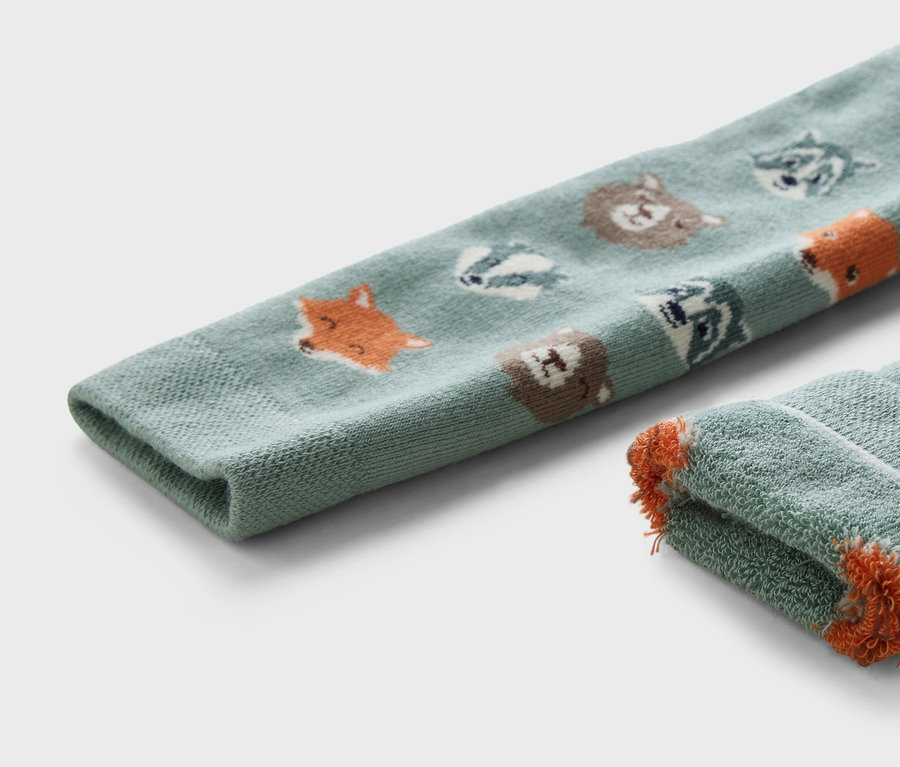 Gros plan sur des leggings thermiques pour enfants avec des motifs d'animaux de la forêt.