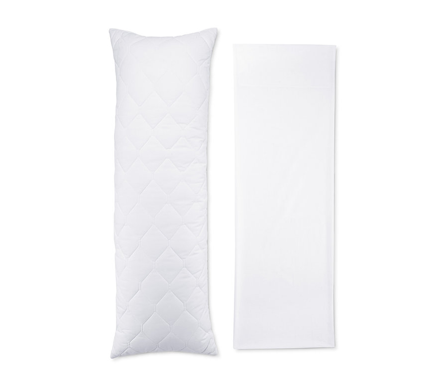 Un coussin pour dormir sur le côté et une taie d'oreiller blanche sont placés l'un à côté de l'autre sur un fond blanc.