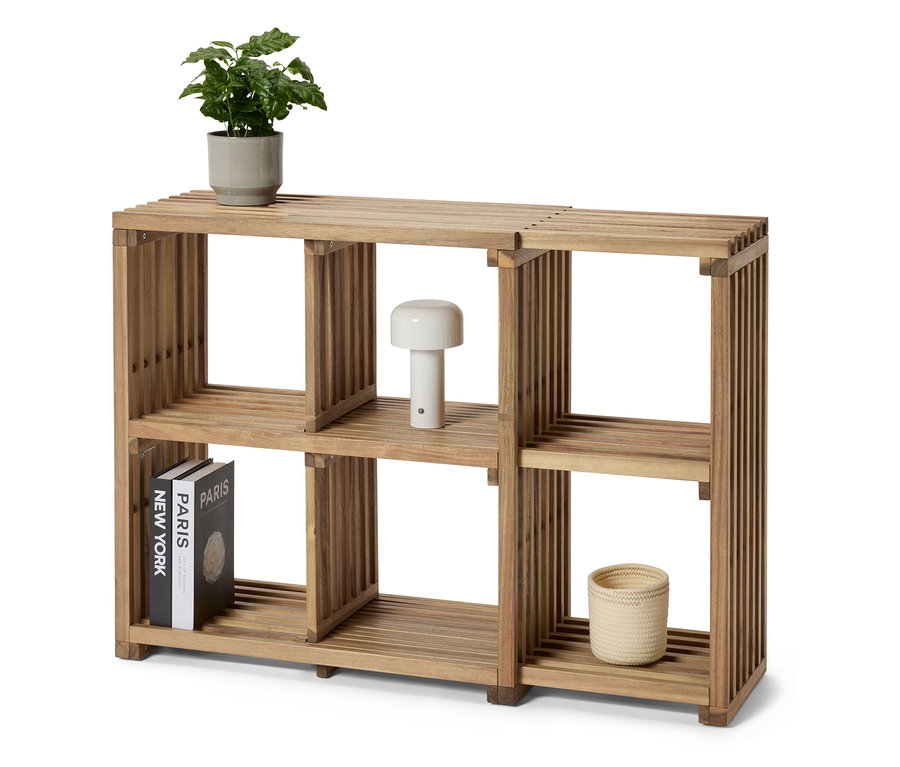 Étagère en bois avec plante, lampe et livres.