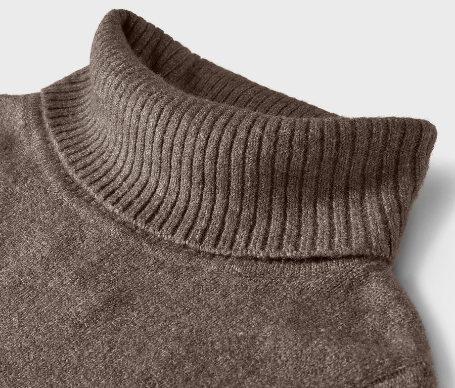 Gros plan d'un pull à col roulé marron.