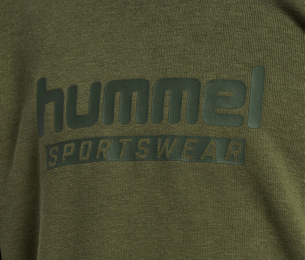 Gros plan sur un sweat-shirt HUMMEL HMLJR Base vert avec un logo.