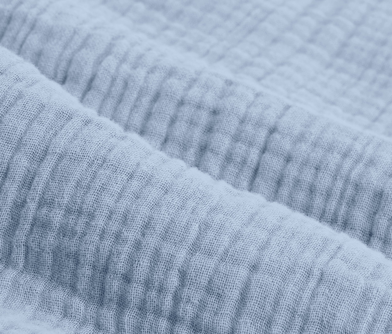 Gros plan d'une parure de lit en mousseline bleu clair de taille standard.