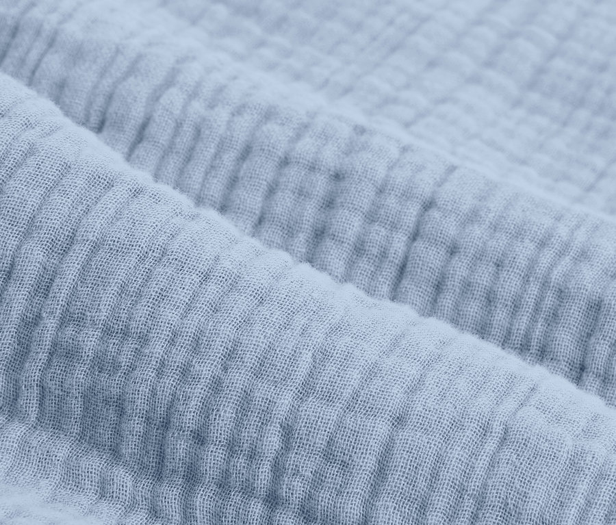 Gros plan d'une parure de lit en mousseline bleu clair de taille standard.