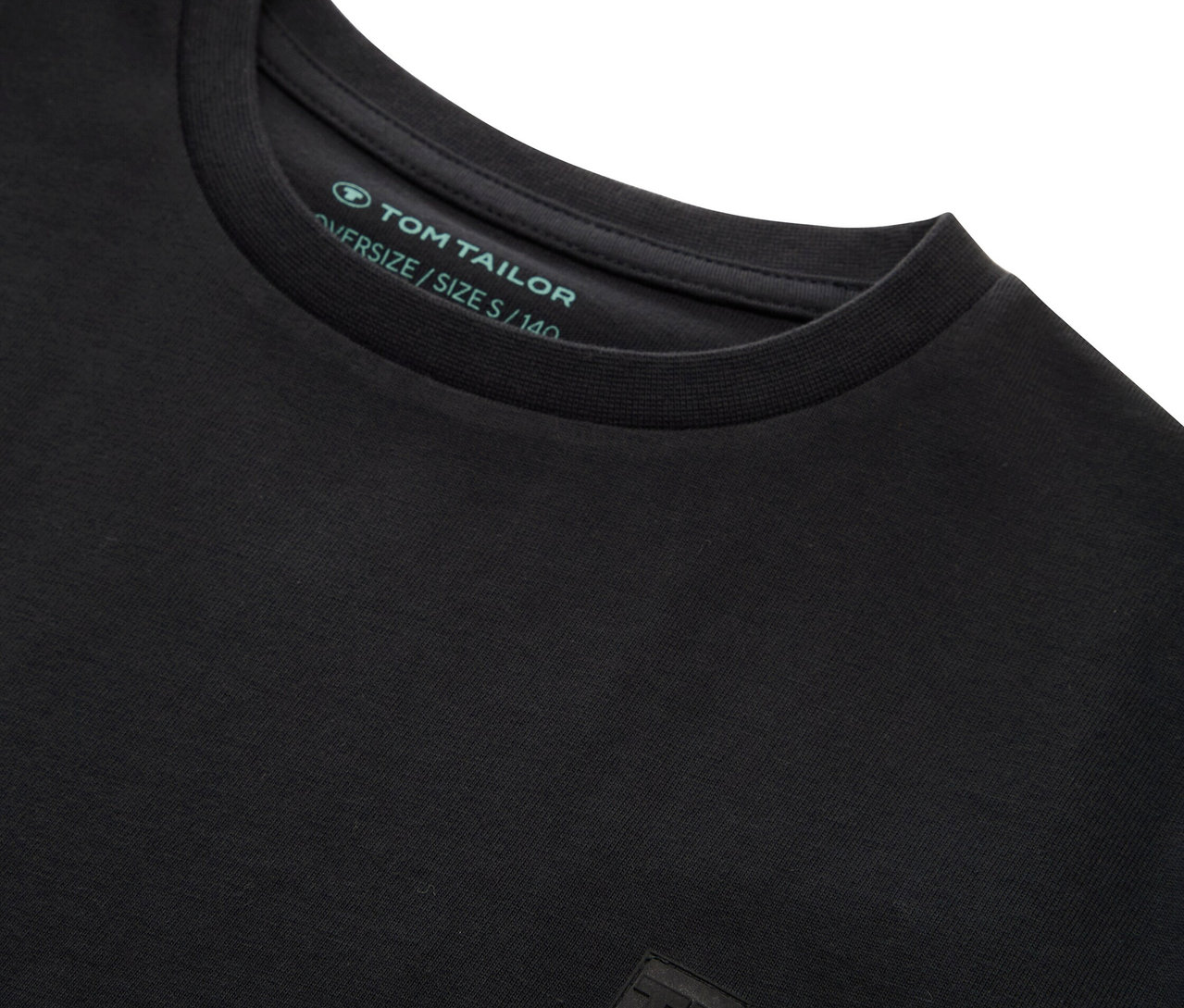 Gros plan sur un t-shirt noir Tom Tailor avec un col rond.