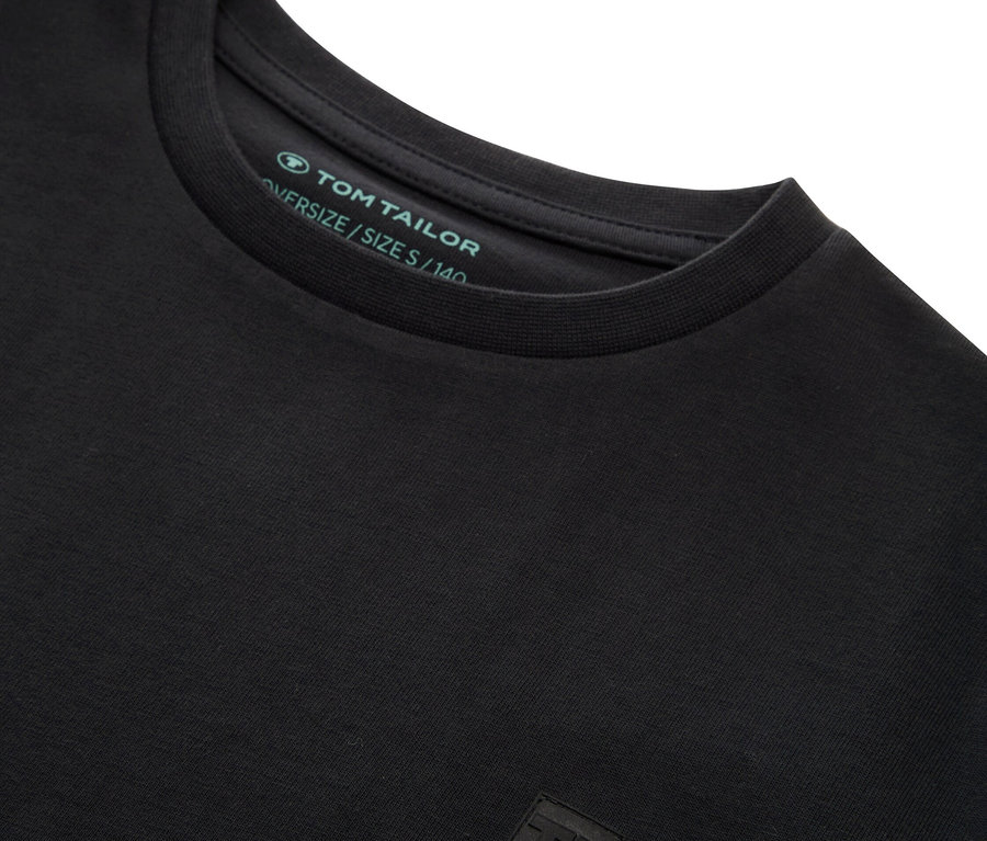 Gros plan sur un t-shirt noir Tom Tailor avec un col rond.