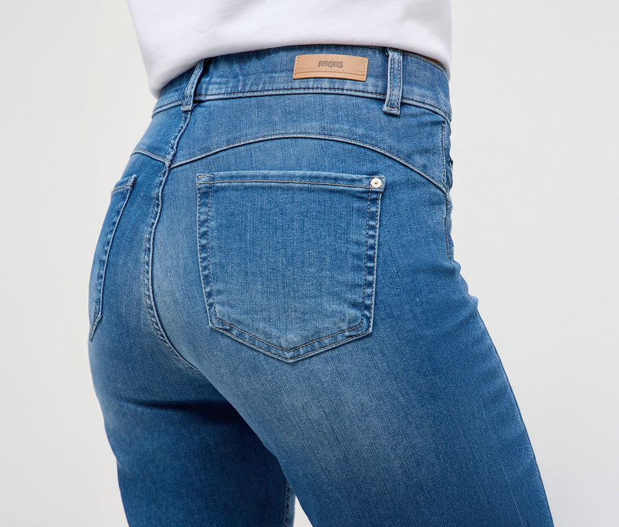 Gros plan d'une femme portant un jean Angels « Cici Push-Up », coupe ajustée.