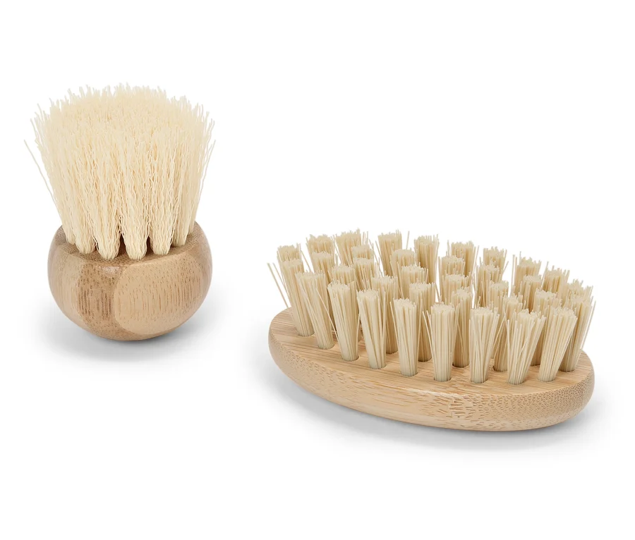 Deux brosses en bois avec des poils naturels sont posées sur un fond blanc.