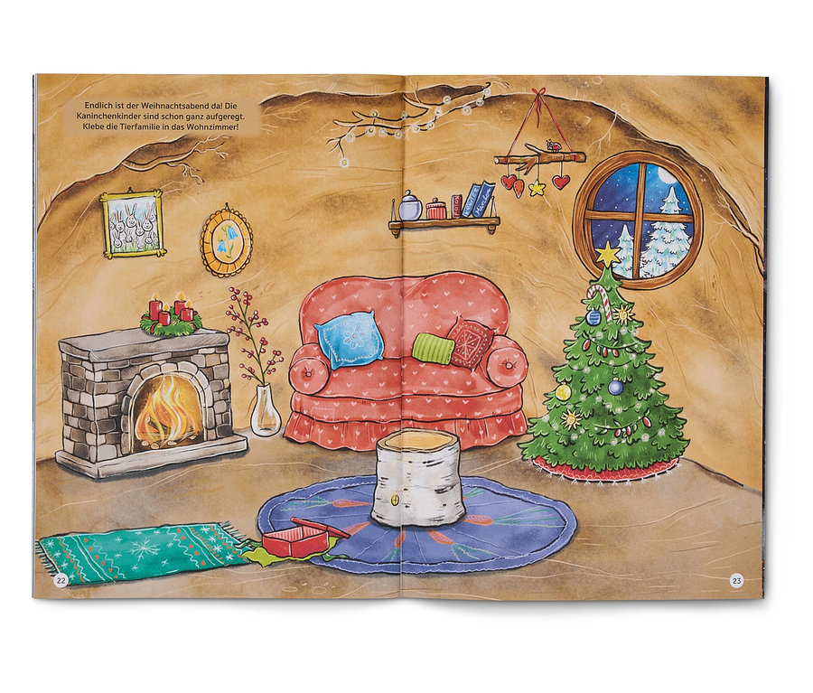 Illustration d'un salon avec cheminée, canapé, sapin de Noël et fenêtre ronde.