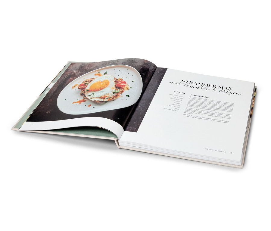 Livre de cuisine ouvert avec une photo d'un plat sur une page et une recette sur l'autre.