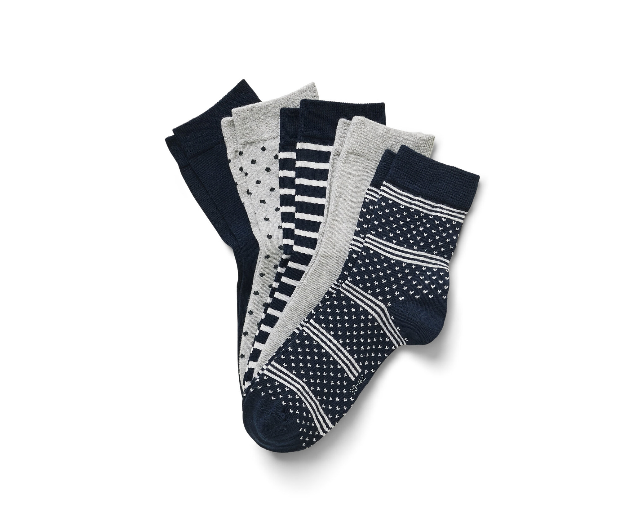 Cinq paires de chaussettes avec différents motifs superposés.