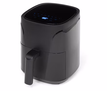 Une friteuse à air chaude noire sur un fond blanc.