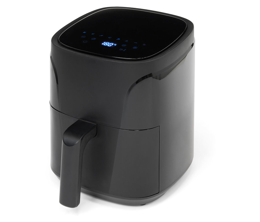 Une friteuse à air chaude noire sur un fond blanc.