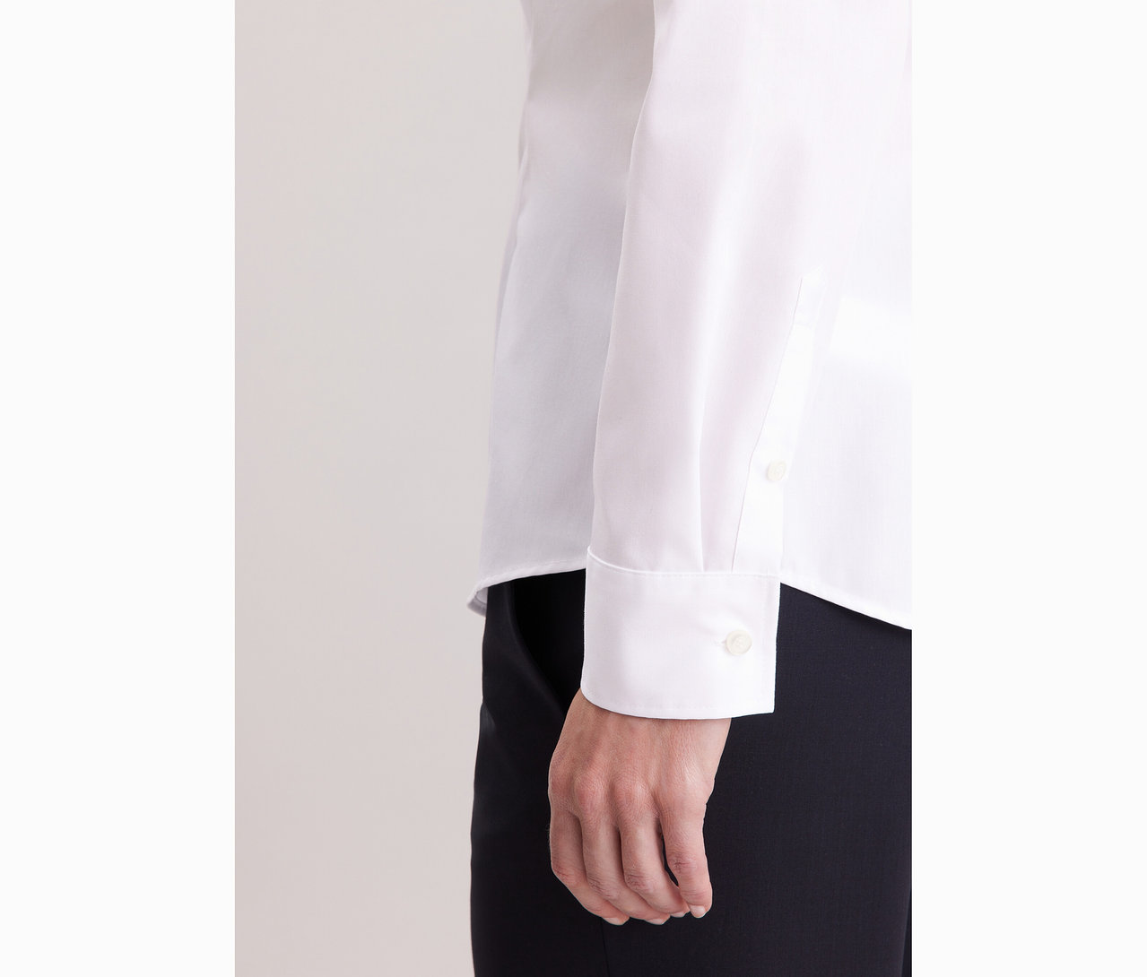 Gros plan d'une femme portant un chemisier blanc Slim Fit non iron Seidensticker.