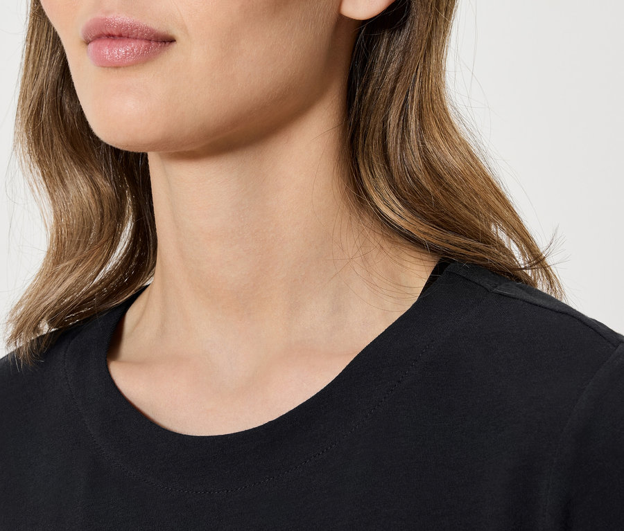 Gros plan sur un t-shirt noir à manches courtes pour femmes.