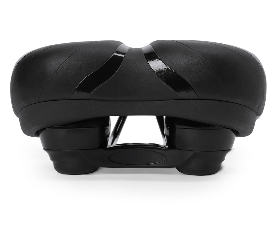 Gros plan d'une selle de vélo noire avec des accents brillants, isolée sur un fond blanc.