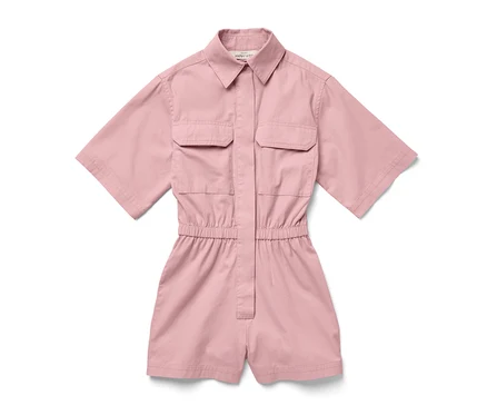 Combinaison rose pour enfant à manches courtes et deux poches de poitrine.