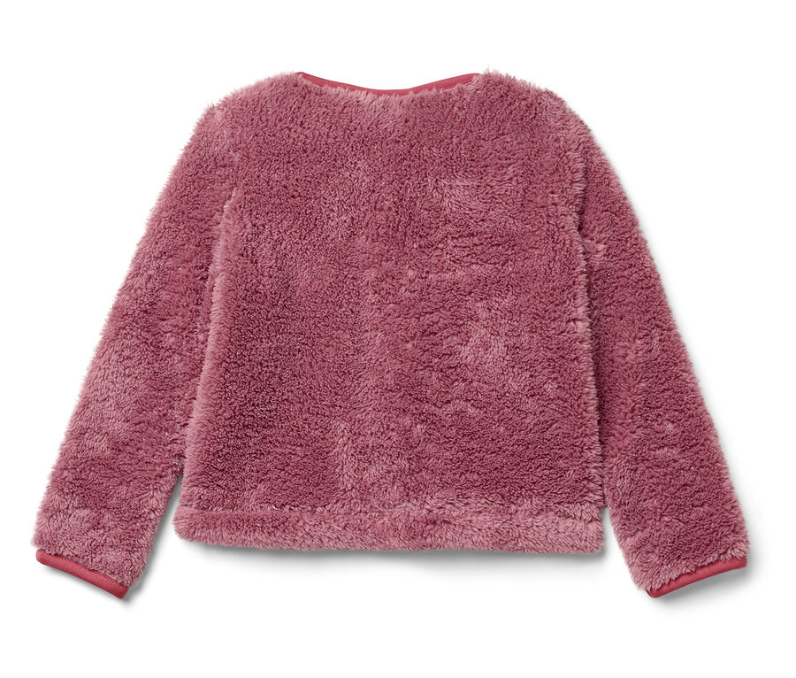 Pull rose duveteux à manches longues avec bordure rouge.