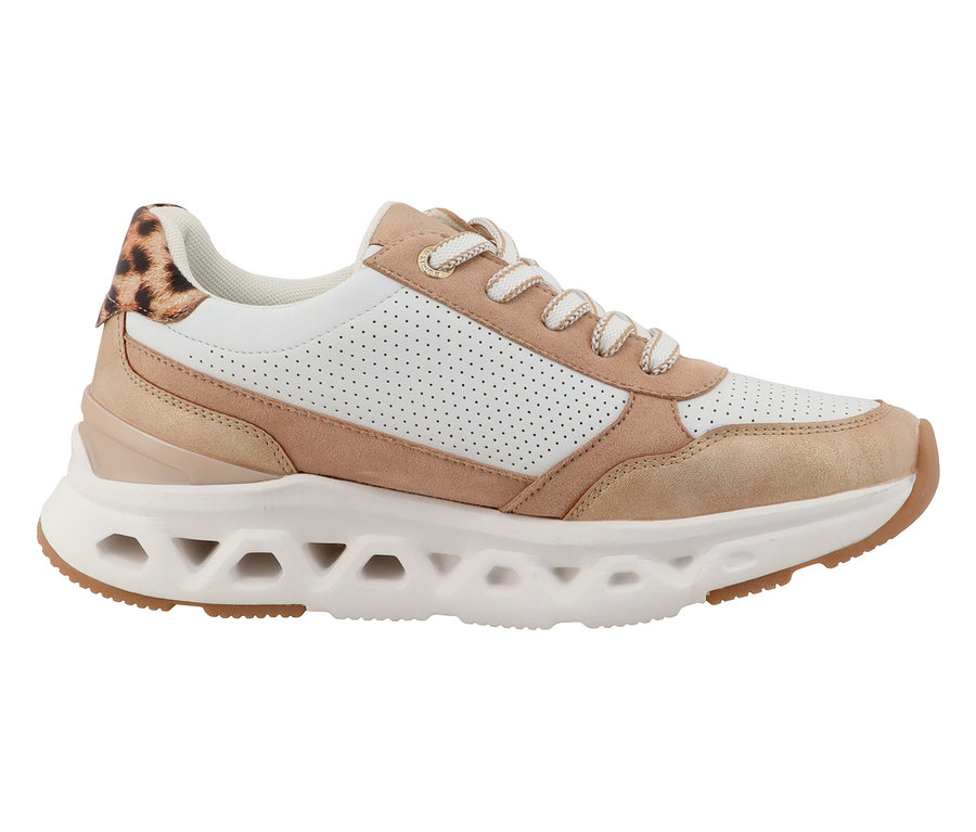 Une seule basket pour femme avec une tige perforée blanche, des accents en daim beige et une semelle blanche épaisse et découpée.